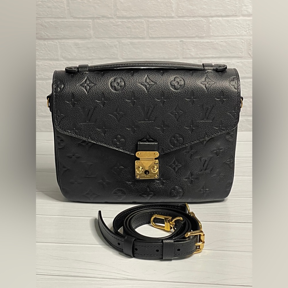 Authentic Louis Vuitton Pochette Metis in black Empreinte.